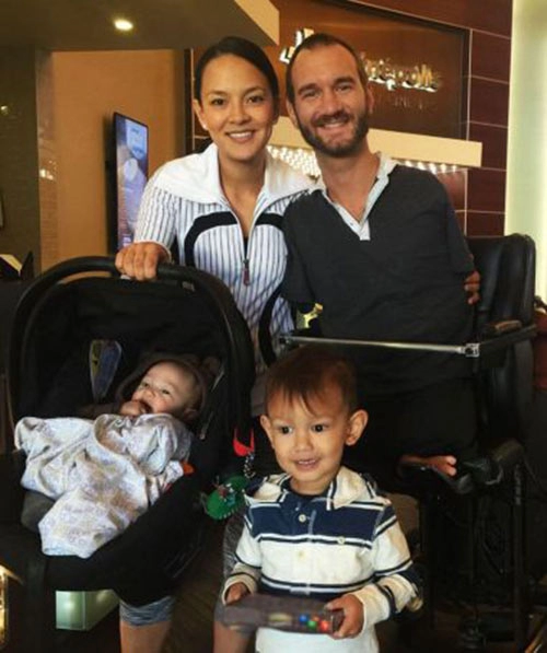 Không ngờ sau khi sinh 1 năm con trai nick vujicic đã lớn và đáng yêu đến thế này