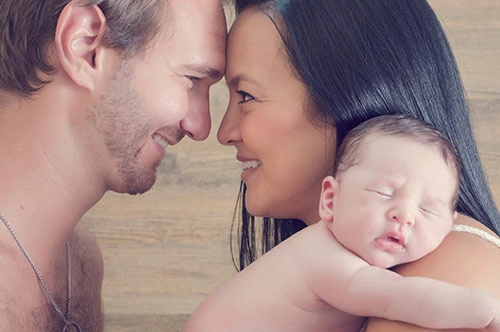 Không ngờ sau khi sinh 1 năm con trai nick vujicic đã lớn và đáng yêu đến thế này