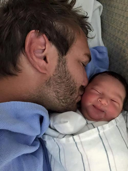 Không ngờ sau khi sinh 1 năm con trai nick vujicic đã lớn và đáng yêu đến thế này