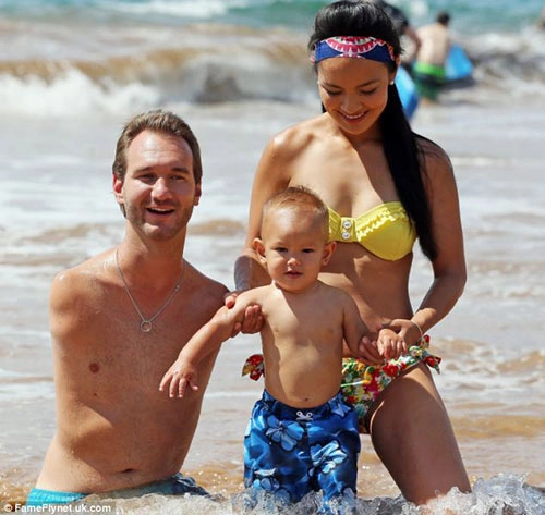 Không ngờ sau khi sinh 1 năm con trai nick vujicic đã lớn và đáng yêu đến thế này