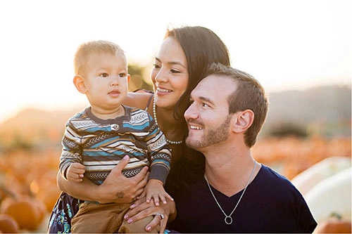 Không ngờ sau khi sinh 1 năm con trai nick vujicic đã lớn và đáng yêu đến thế này