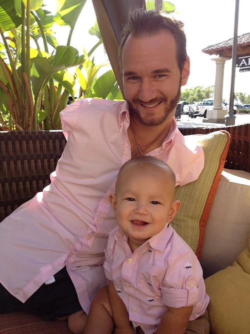 Không ngờ sau khi sinh 1 năm con trai nick vujicic đã lớn và đáng yêu đến thế này