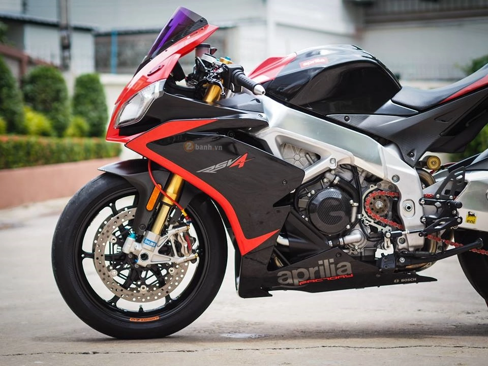 Kiêu hãnh cùng chiếc aprilia rsv4 độ đẳng cấp