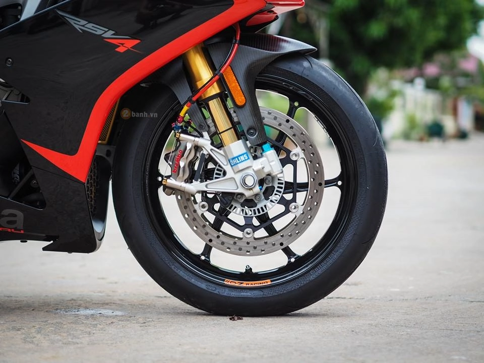 Kiêu hãnh cùng chiếc aprilia rsv4 độ đẳng cấp