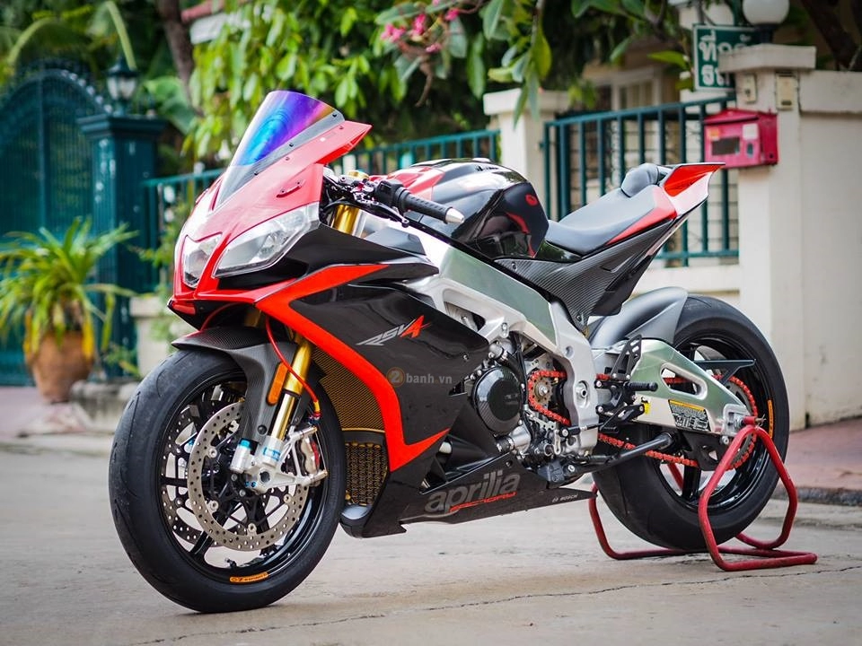 Kiêu hãnh cùng chiếc aprilia rsv4 độ đẳng cấp