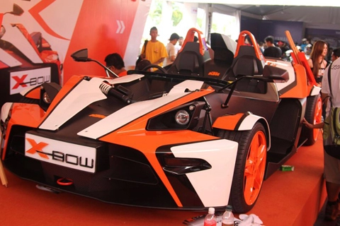  ktm x-bow gt có thêm kính chắn gió và cửa ra vào 