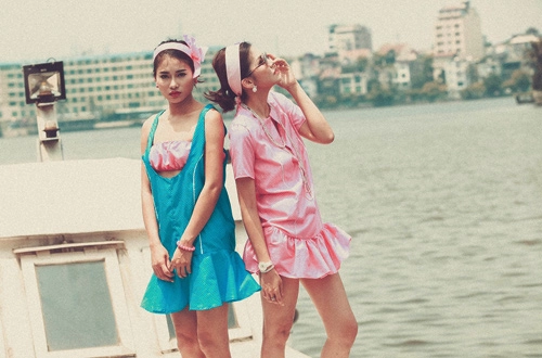 Lạ lẫm với áo tắm vải thô và khaki chun