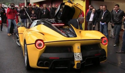 Laferrari màu vàng phô diễn sức mạnh