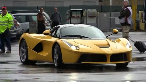 Laferrari màu vàng phô diễn sức mạnh