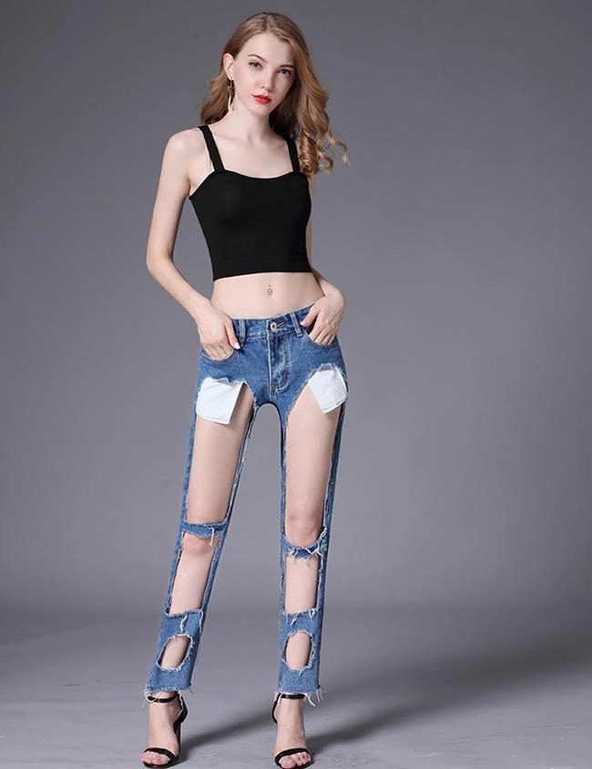 Làm mẹ 2 con nhưng tâm tít vẫn không ngại mặc quần jeans rách toác như dân chơi