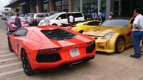 Lamborghini aventador của minh nhựa tái xuất ở sài gòn