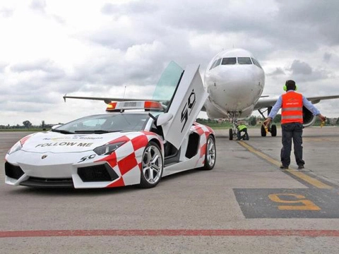  lamborghini aventador làm xe dẫn đường sân bay 