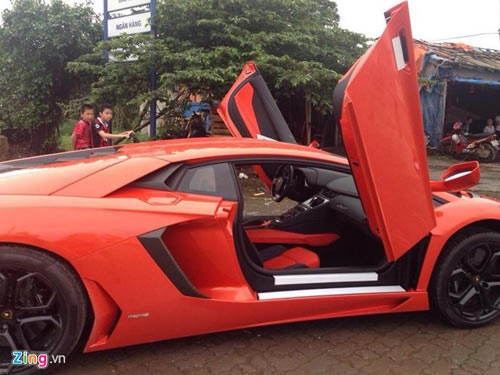 Lamborghini aventador màu cam bất ngờ về quảng ninh