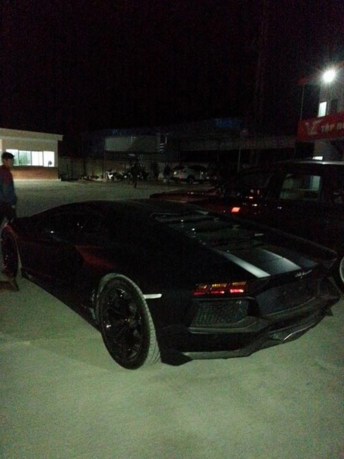 Lamborghini aventador màu đen bất ngờ về cao bằng