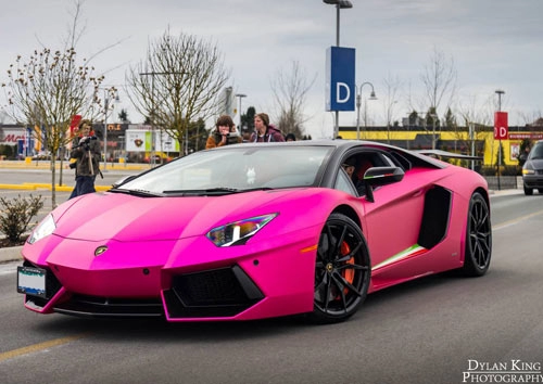 Lamborghini aventador màu hồng nổi bần bật trên phố