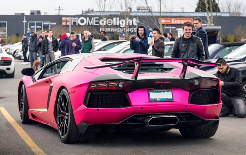 Lamborghini aventador màu hồng nổi bần bật trên phố