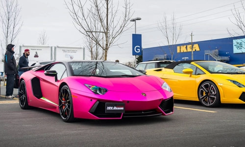 Lamborghini aventador màu hồng nổi bần bật trên phố