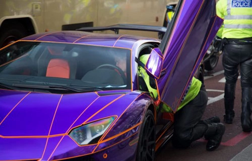 Lamborghini aventador màu tím bị cảnh sát tóm