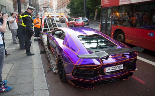 Lamborghini aventador màu tím bị cảnh sát tóm