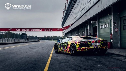 Lamborghini aventador phủ màu độc gây ảo giác