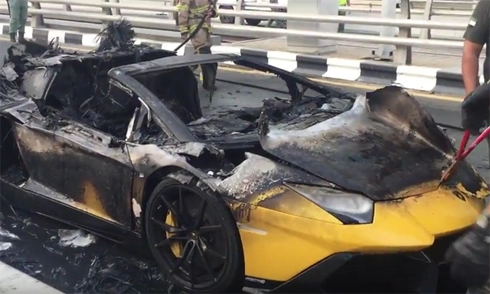  lamborghini aventador sv mui trần cháy rụi trên đường 