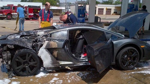 Lamborghini gallardo phát nổ trong trạm xăng