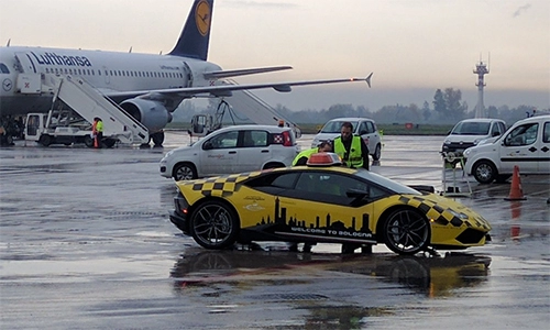  lamborghini huracan làm xe dẫn máy bay 