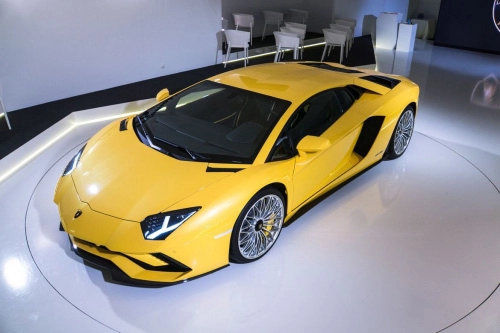 Lamborghini lần đầu nhá hàng aventador s