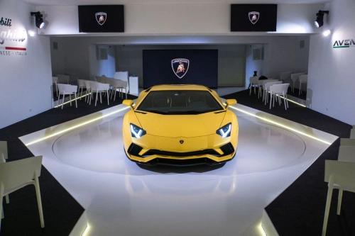 Lamborghini lần đầu nhá hàng aventador s