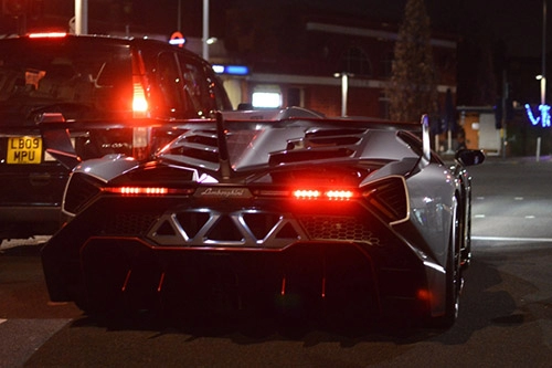 Lamborghini veneno siêu hiếm xuất hiện trên phố