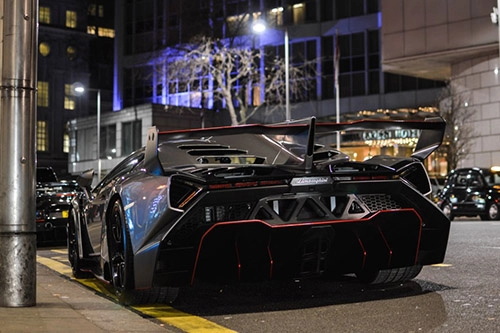 Lamborghini veneno siêu hiếm xuất hiện trên phố