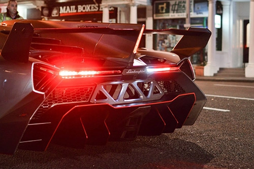 Lamborghini veneno siêu hiếm xuất hiện trên phố