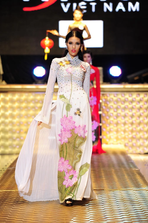 Lan khuê thô bạo với áo dài