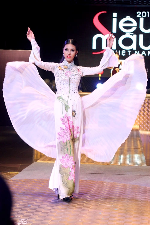 Lan khuê thô bạo với áo dài