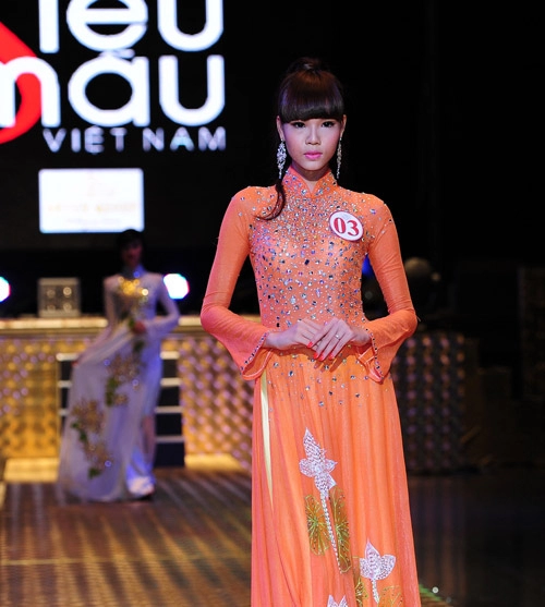 Lan khuê thô bạo với áo dài
