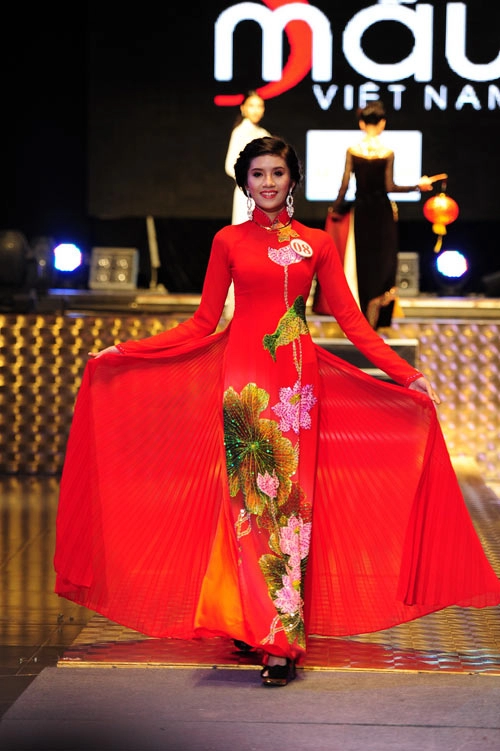 Lan khuê thô bạo với áo dài
