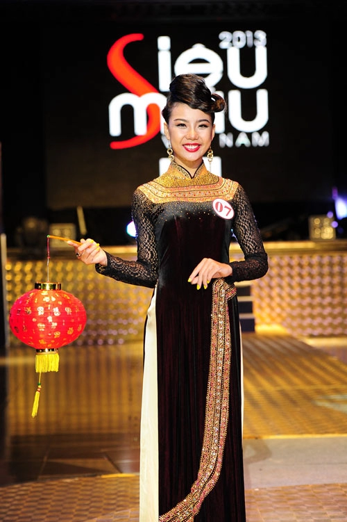 Lan khuê thô bạo với áo dài