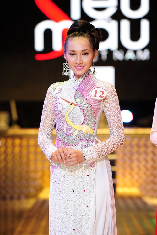 Lan khuê thô bạo với áo dài