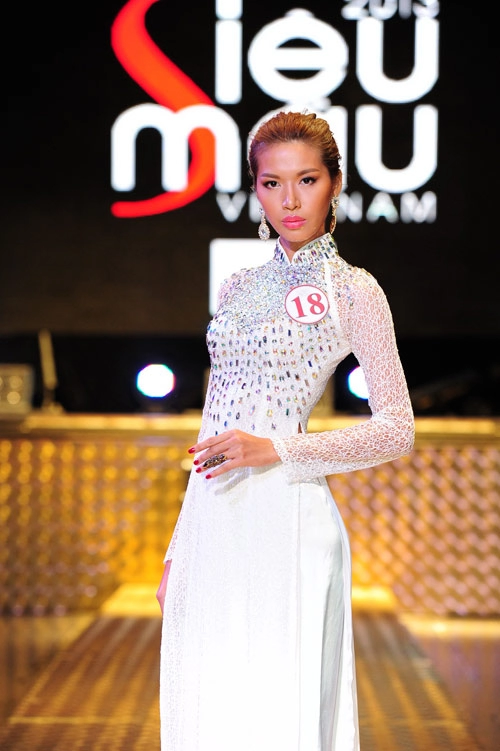 Lan khuê thô bạo với áo dài