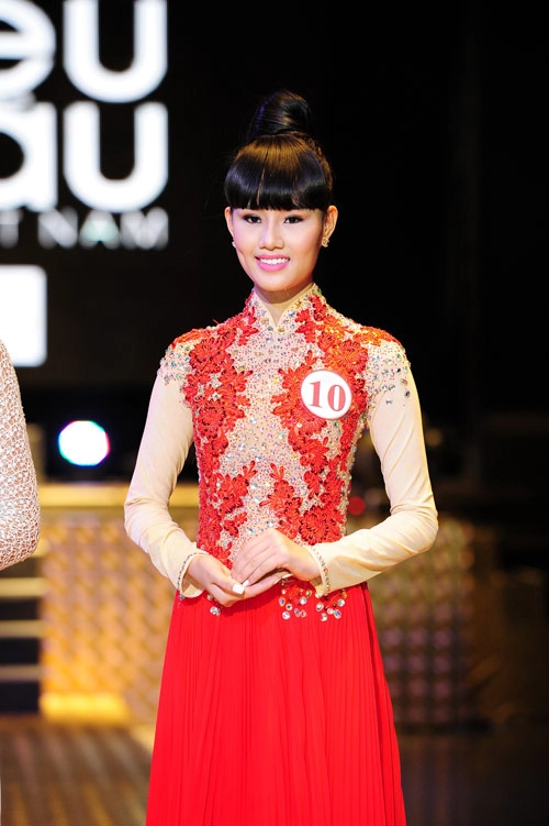 Lan khuê thô bạo với áo dài