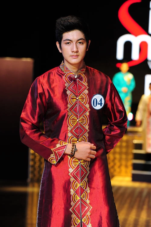 Lan khuê thô bạo với áo dài