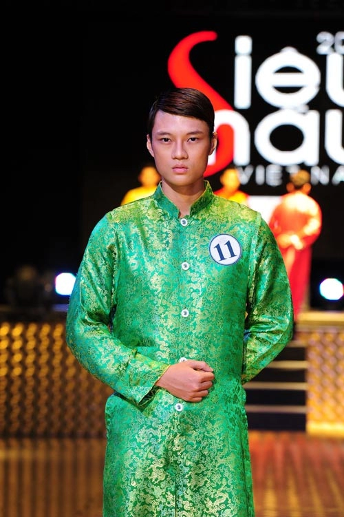 Lan khuê thô bạo với áo dài