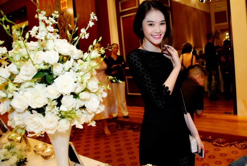Linh chi nổi bật với giày trăm triệu