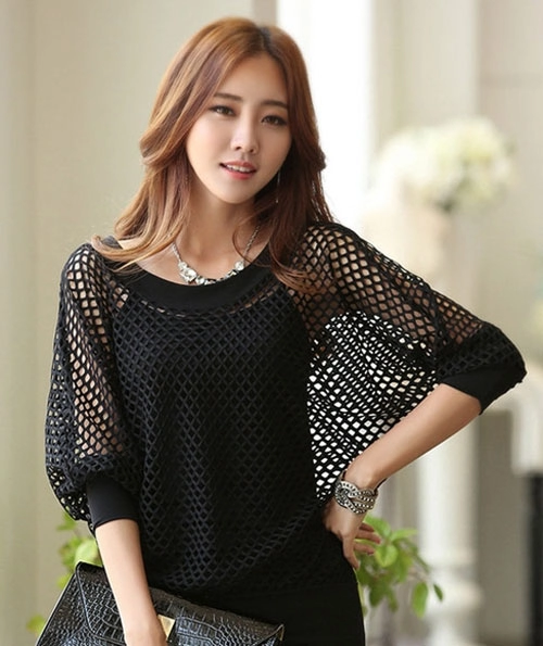Mặc hở đến công sở theo đúng xu hướng