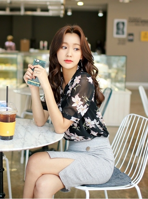 Mặc sơ mi họa tiết xinh như park shin hye