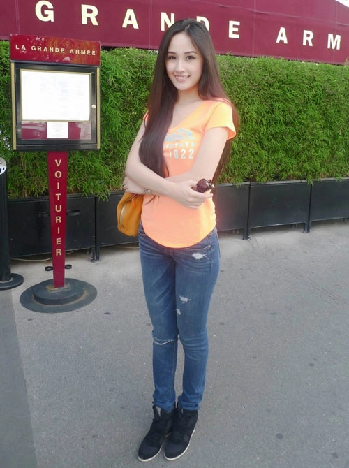 Mai phương thúy hút ánh nhìn trên phố