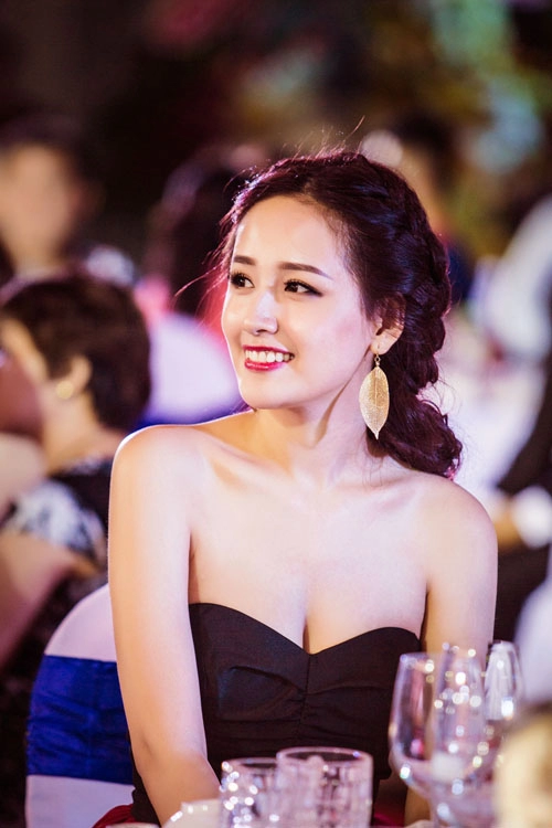 Mai phương thúy khoe vòng 1 hút mắt với váy cúp ngực