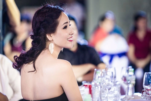 Mai phương thúy khoe vòng 1 hút mắt với váy cúp ngực