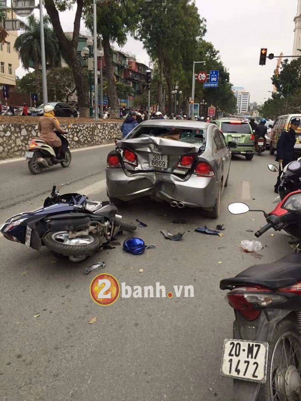 Mất phanh nam thanh niên đi ab đâm lún mông honda civic