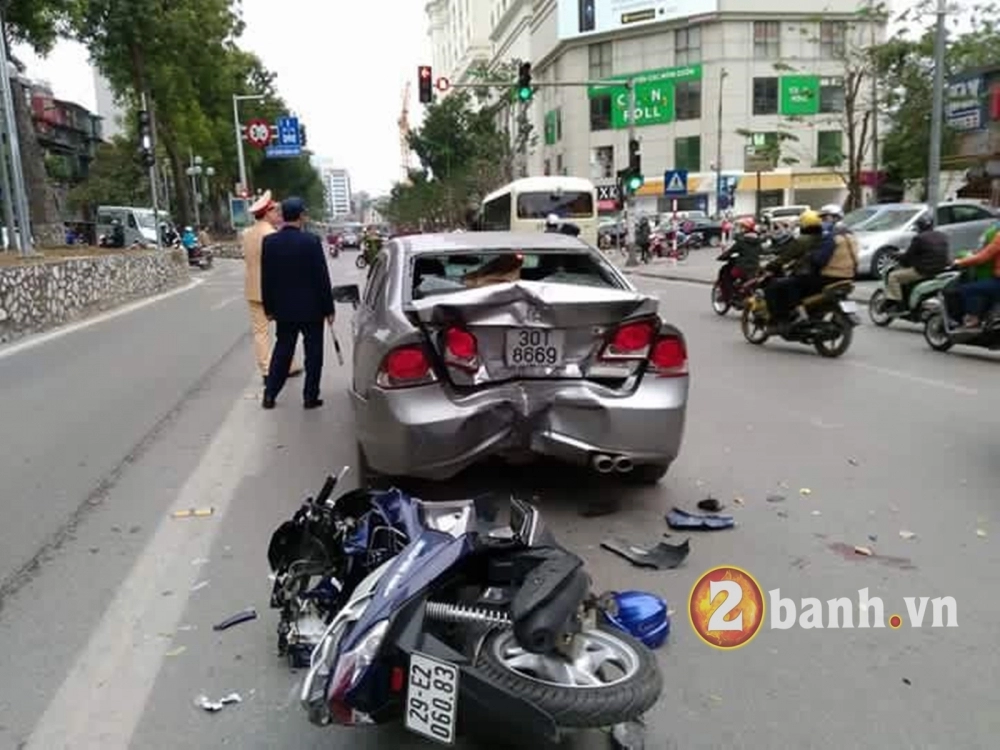 Mất phanh nam thanh niên đi ab đâm lún mông honda civic